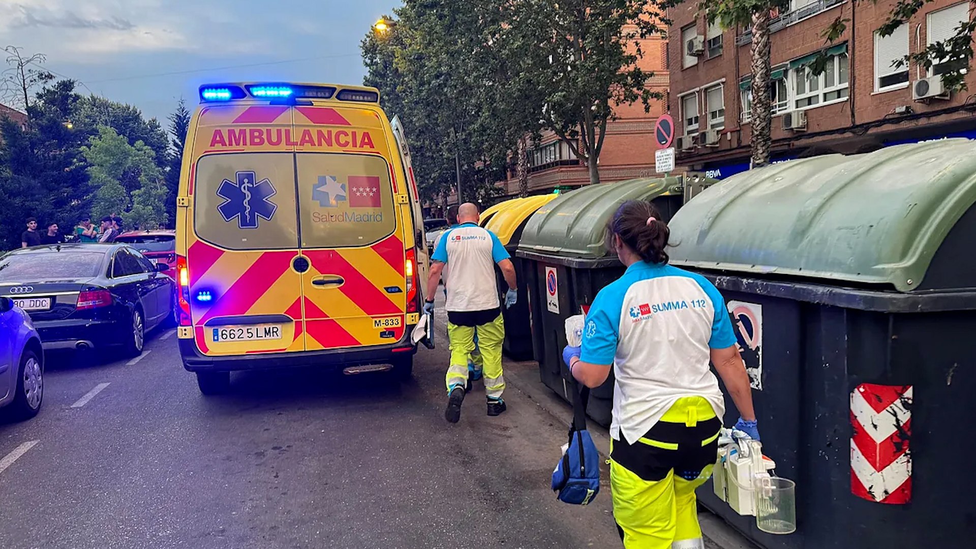 Un trgico suceso ha tenido lugar este lunes en la localidad madrilea de Getafe, donde un joven de 22 aos ha fallecido tras ser apualado en plena va pblica. Segn fuentes de Emergencias, la vctima intent refugiarse en una farmacia cercana tras recibir la agresin, pero se desplom en la entrada y entr en parada cardiorrespiratoria.

Los sanitarios del SUMMA 112 acudieron rpidamente al lugar e intentaron reanimarlo durante ms de 30 minutos, pero finalmente solo pudieron confirmar su fallecimiento.